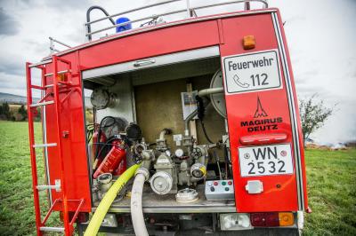 Weinstadt-Struempfelbach: Mehrere Strohballen brannten auf einem Feld